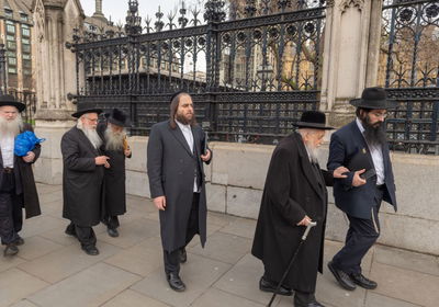 הרבנים בהגעתם לארמון