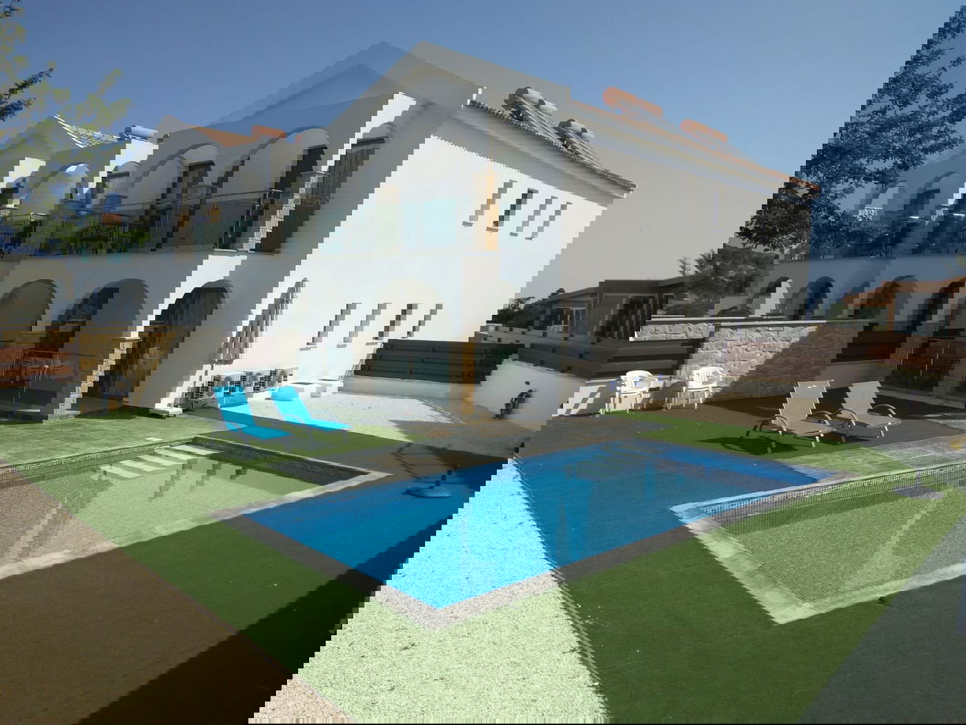 בריכה פרטית לאורחי המלון צמודה לסוויטות