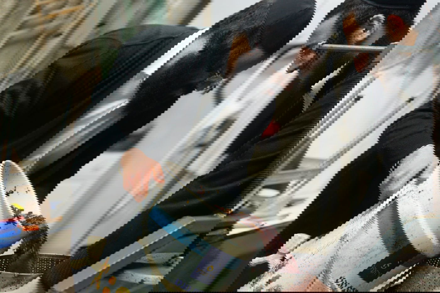 שלב אחר שלב: כך מכינים יין בתוך הבית. צפו