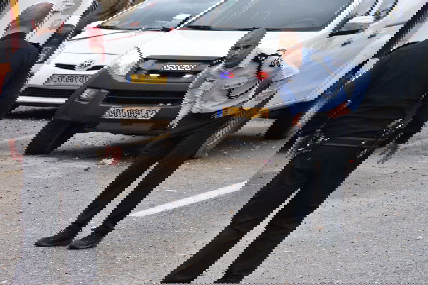 תאונה בנתיב הנגדי - ונהג רכב שעצר לסייע