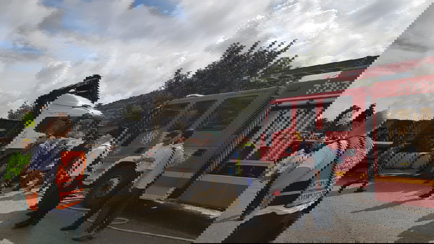 מאמצי חילוץ הלכודים מהאוטובוס שהתהפך • צפו