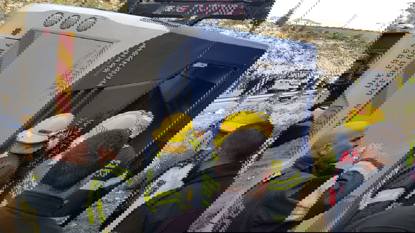 מאמצי חילוץ הלכודים מהאוטובוס שהתהפך • צפו