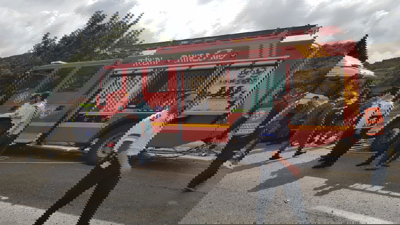 מאמצי חילוץ הלכודים מהאוטובוס שהתהפך • צפו