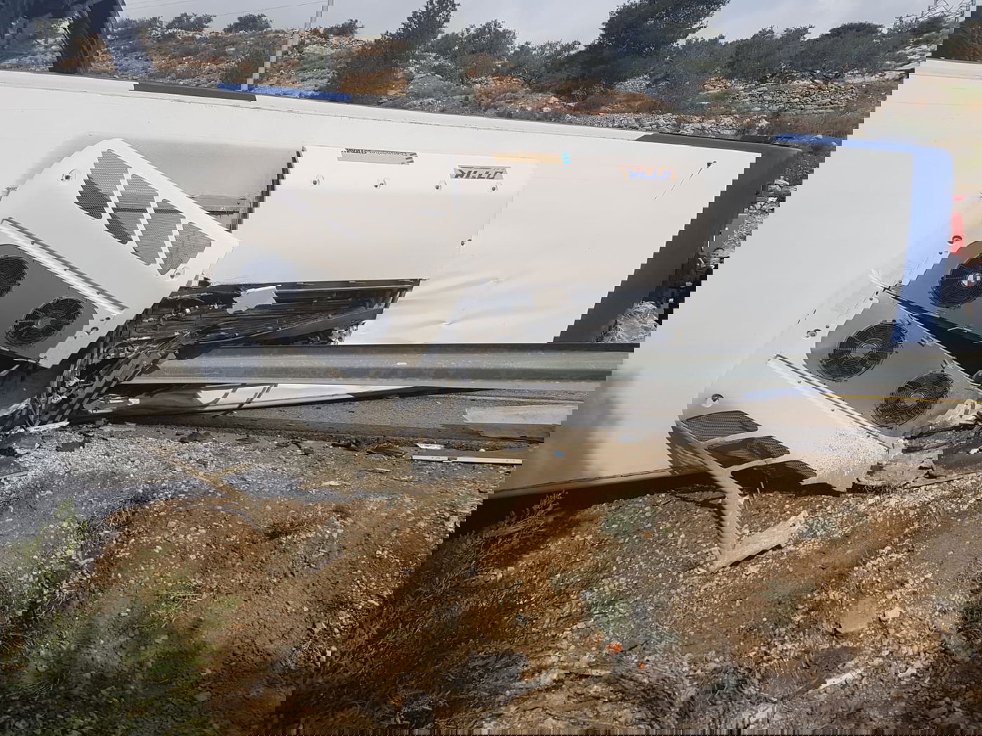 מאמצי חילוץ הלכודים מהאוטובוס שהתהפך • צפו