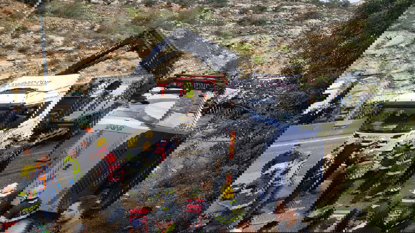 מאמצי חילוץ הלכודים מהאוטובוס שהתהפך • צפו