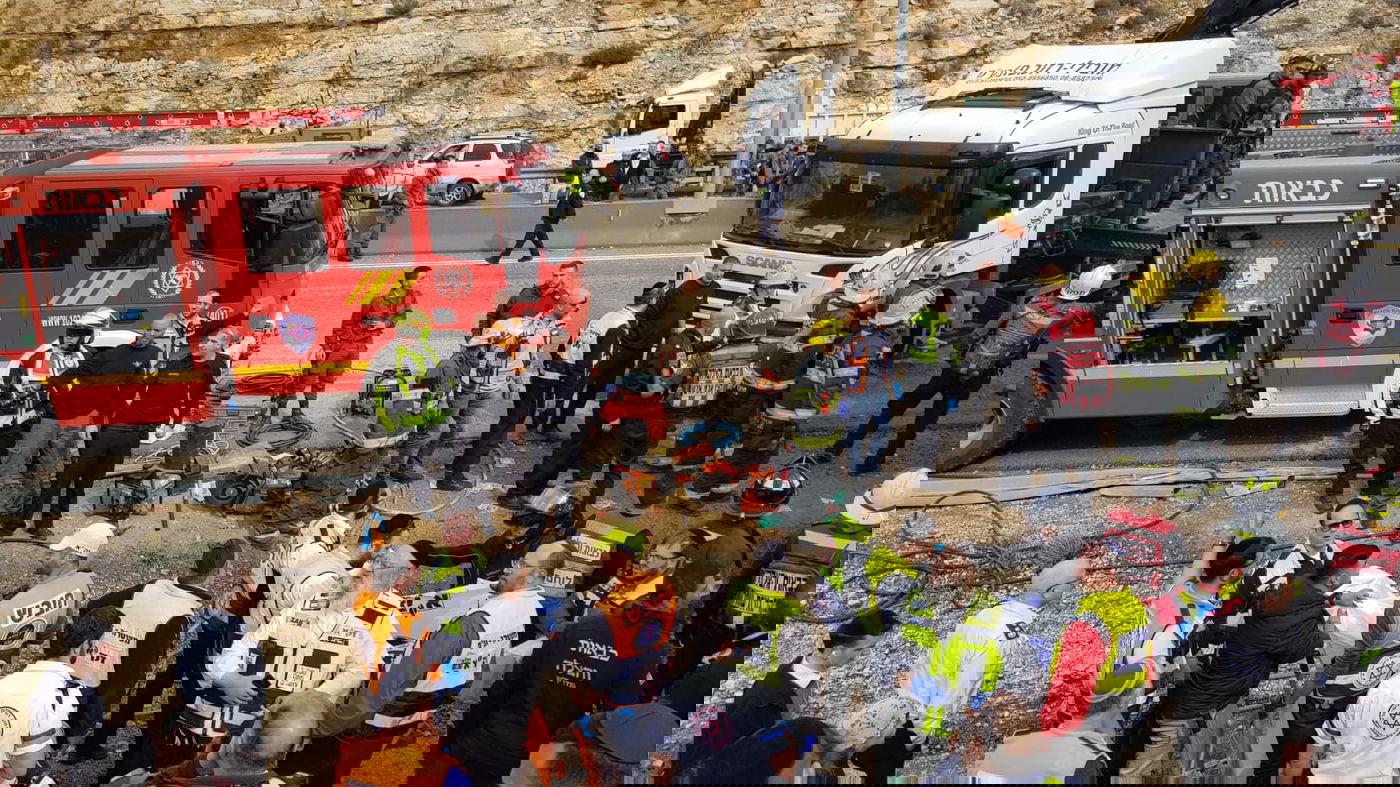 מאמצי חילוץ הלכודים מהאוטובוס שהתהפך • צפו