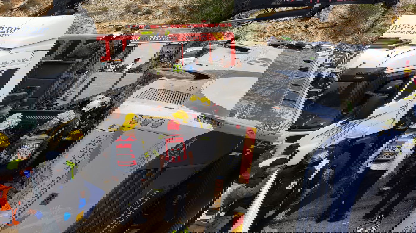 מאמצי חילוץ הלכודים מהאוטובוס שהתהפך • צפו