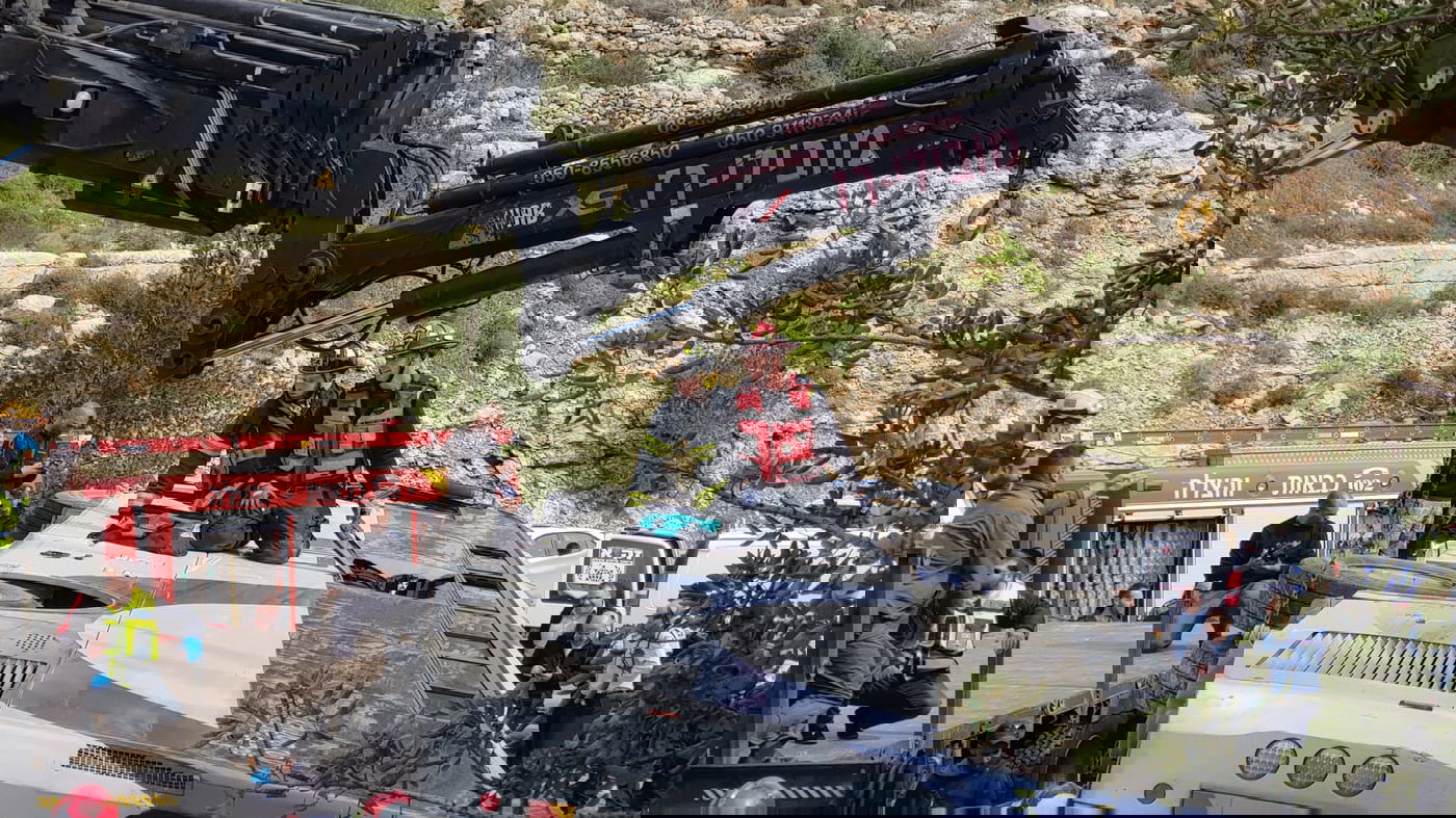 מאמצי חילוץ הלכודים מהאוטובוס שהתהפך • צפו