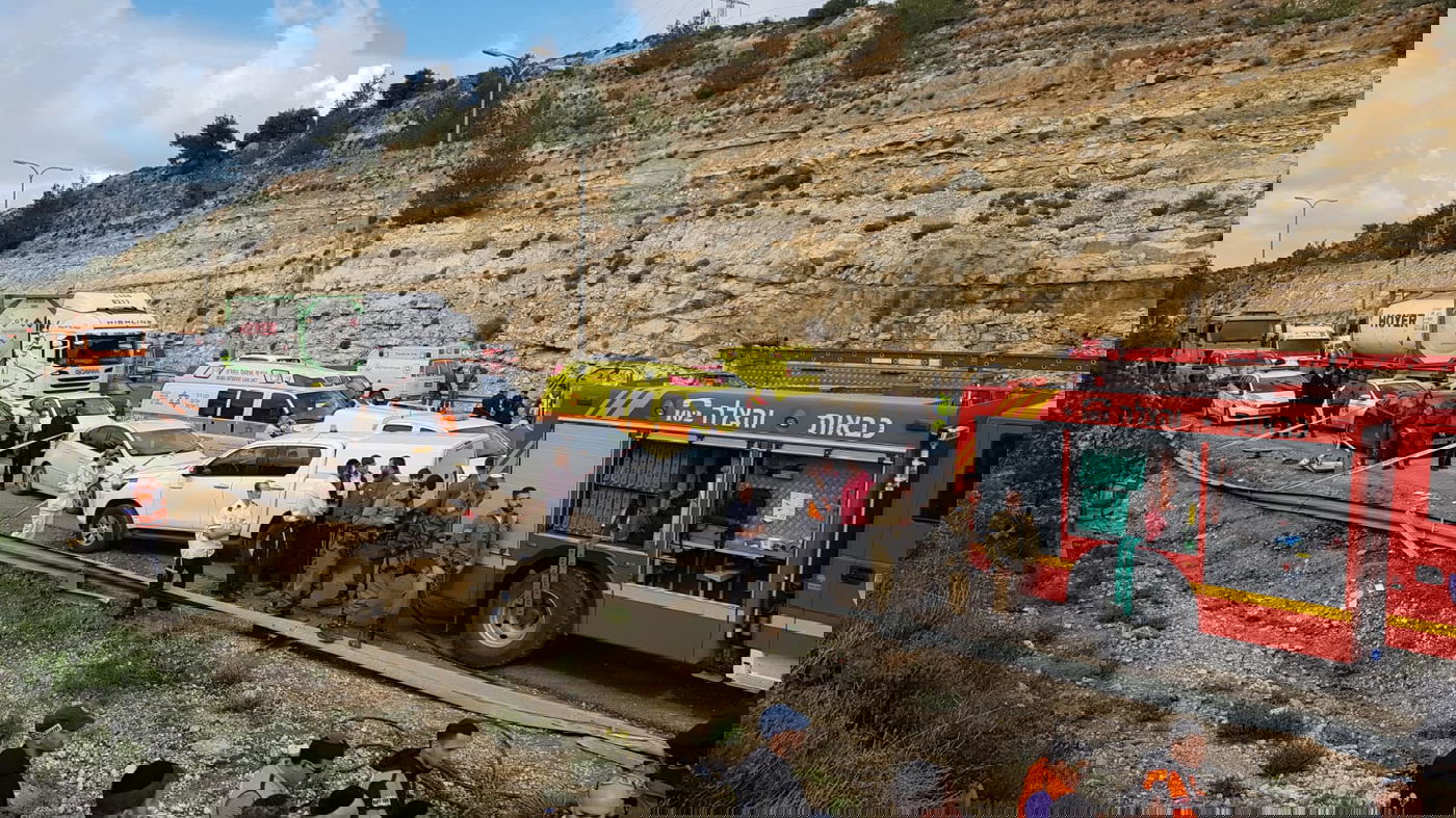 מאמצי חילוץ הלכודים מהאוטובוס שהתהפך • צפו