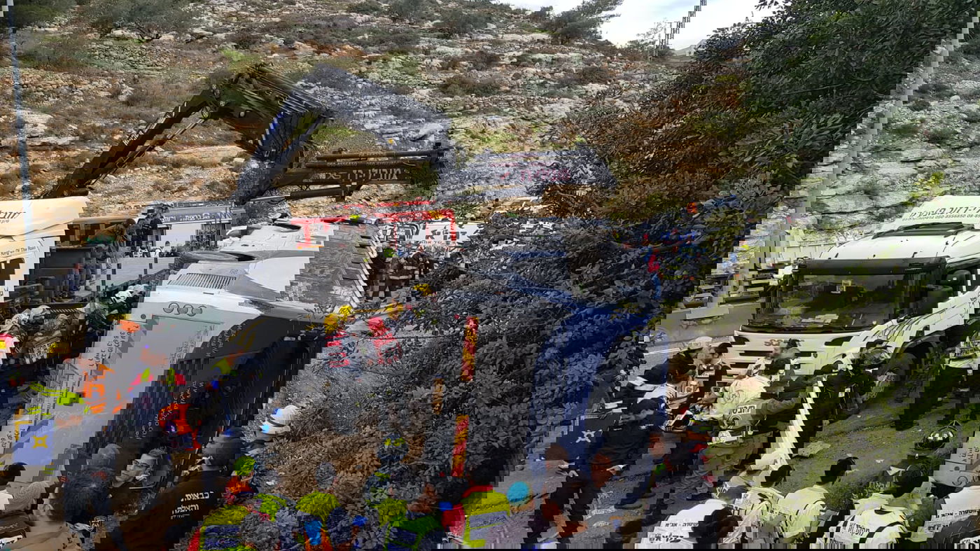 מאמצי חילוץ הלכודים מהאוטובוס שהתהפך • צפו