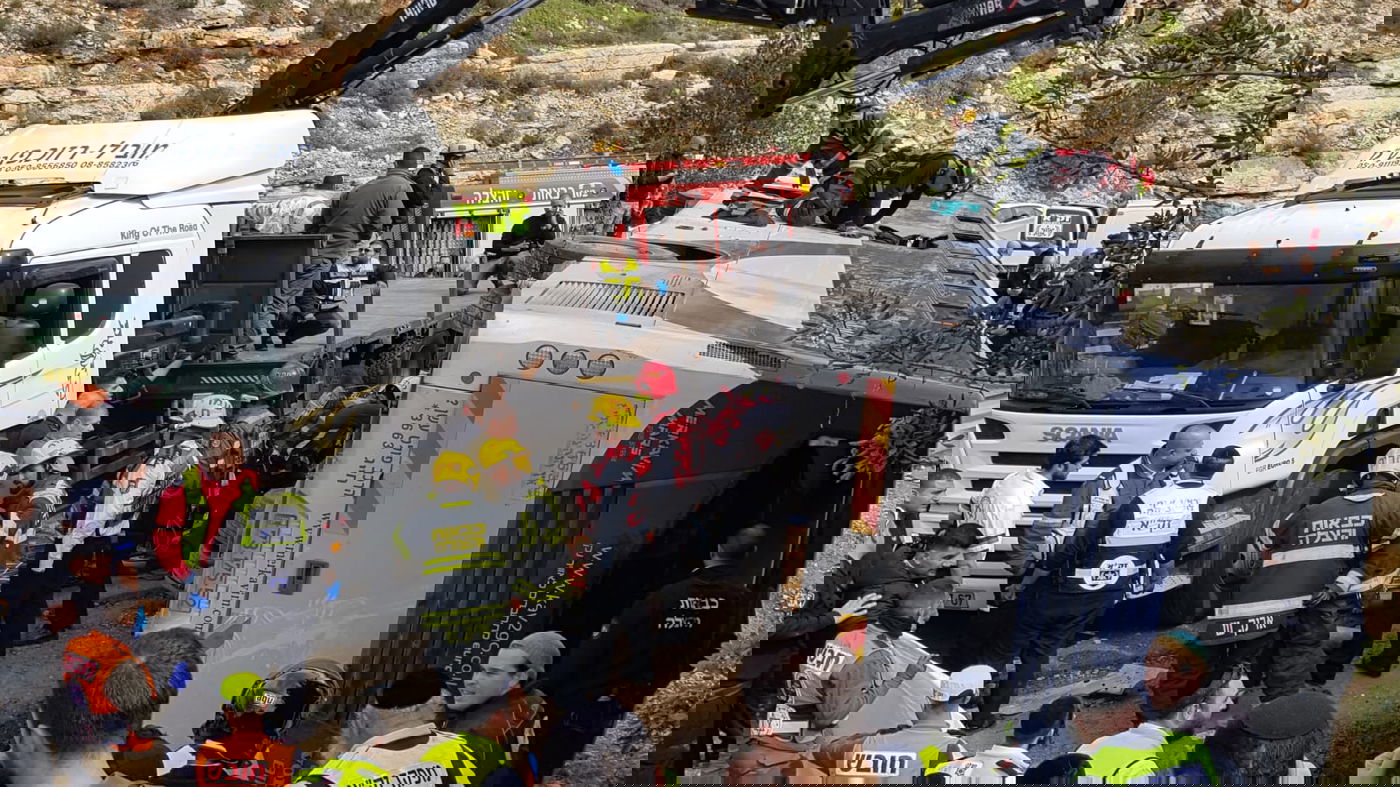 מאמצי חילוץ הלכודים מהאוטובוס שהתהפך • צפו