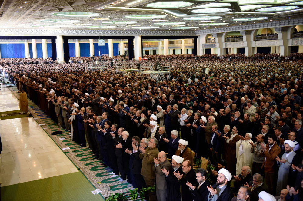 המונים בקריאות 'מוות לארה"ב'