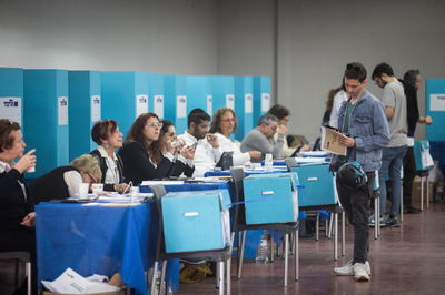 מצביעים בפריימריז בתל אביב, למצולמים אין קשר לכתבה