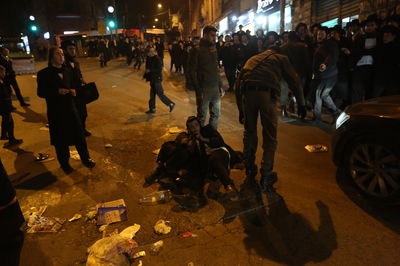 צפו: השוטר החרדי מול המפגינים הקיצונים