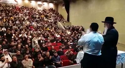 כשהרב גרוסמן והרב יגאל כהן שרו עם הקהל • צפו