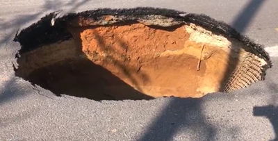 "בולען" נפער באמצע רחוב ז'בוטינסקי • צפו