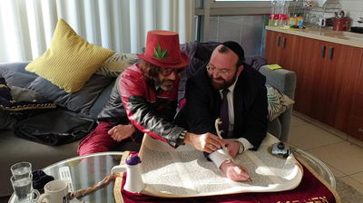 גדי וילצ'רסקי כתב אות בספר תורה: "קַח לְךָ סַמִּים"