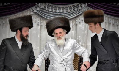 האדמו"ר עם בנו ונכדו החתן - מימין