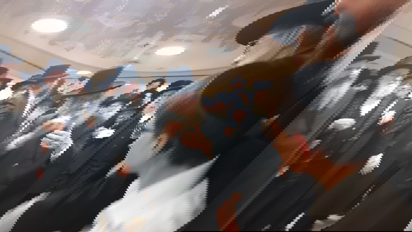 'הטיש' של המשגיח הליטאי בחתונת נכדתו • צפו