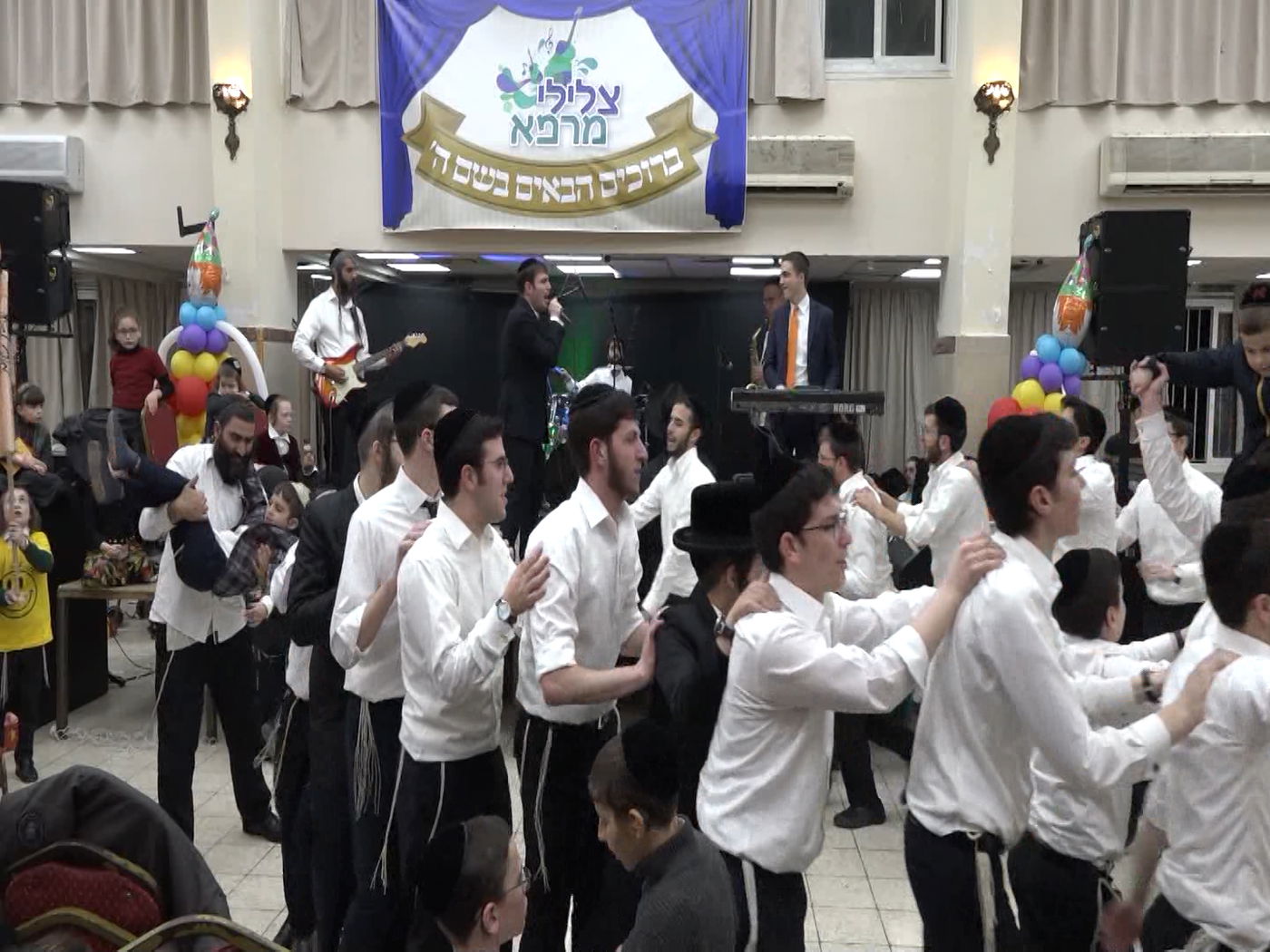 המתנדבים באחת המסיבות של ארגון צלילים למרפא