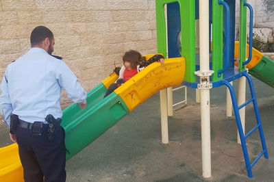שוטרים שיחקו עם פעוטה בגן השעשועים. צפו