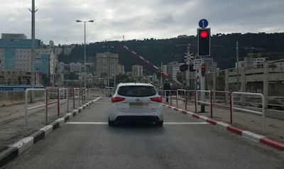 הניידת הסמויה תיעדה חציית צומת באור אדום