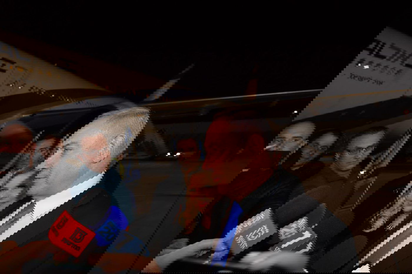 נתניהו ליד המטוס לפני המראתו מישראל