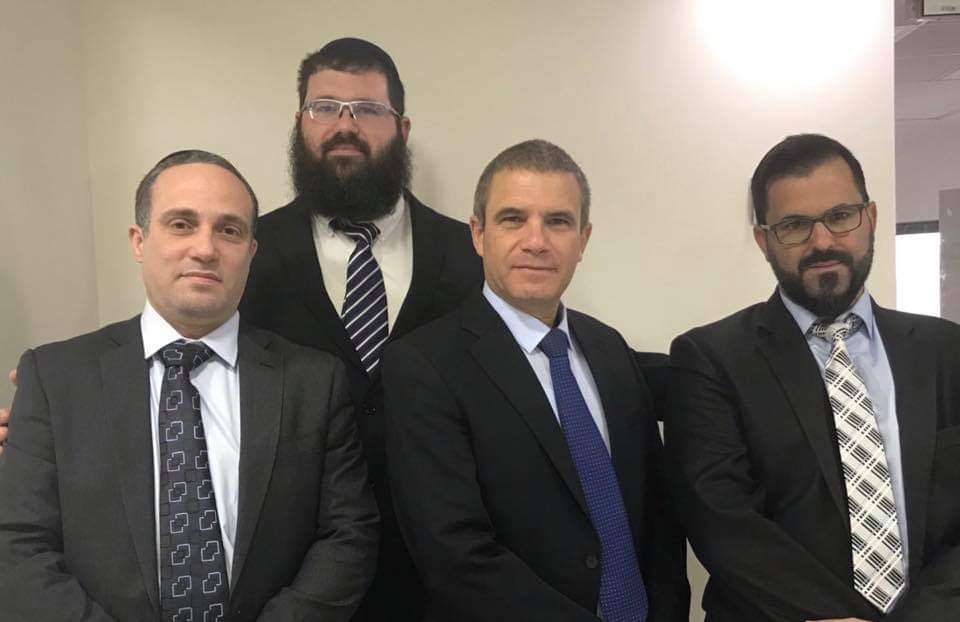 הנציגים החרדים לצד גל הירש