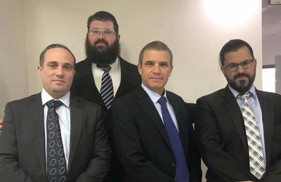 הנציגים החרדים לצד גל הירש