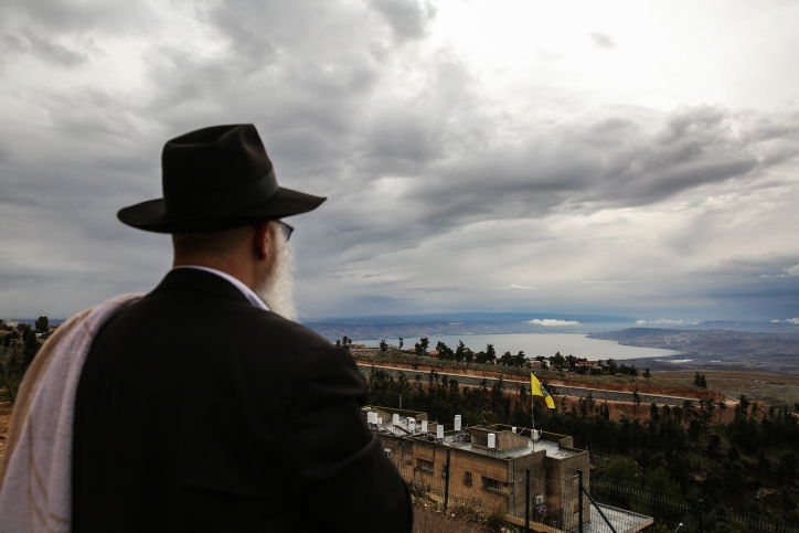 חרדי צופה מצפת על הכנרת המתמלאת