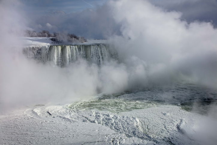 קרח ומים זורמים במפלי הניאגרה • גלריה