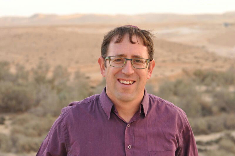 על רקע המדבר