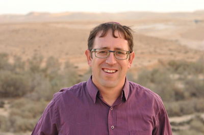 על רקע המדבר