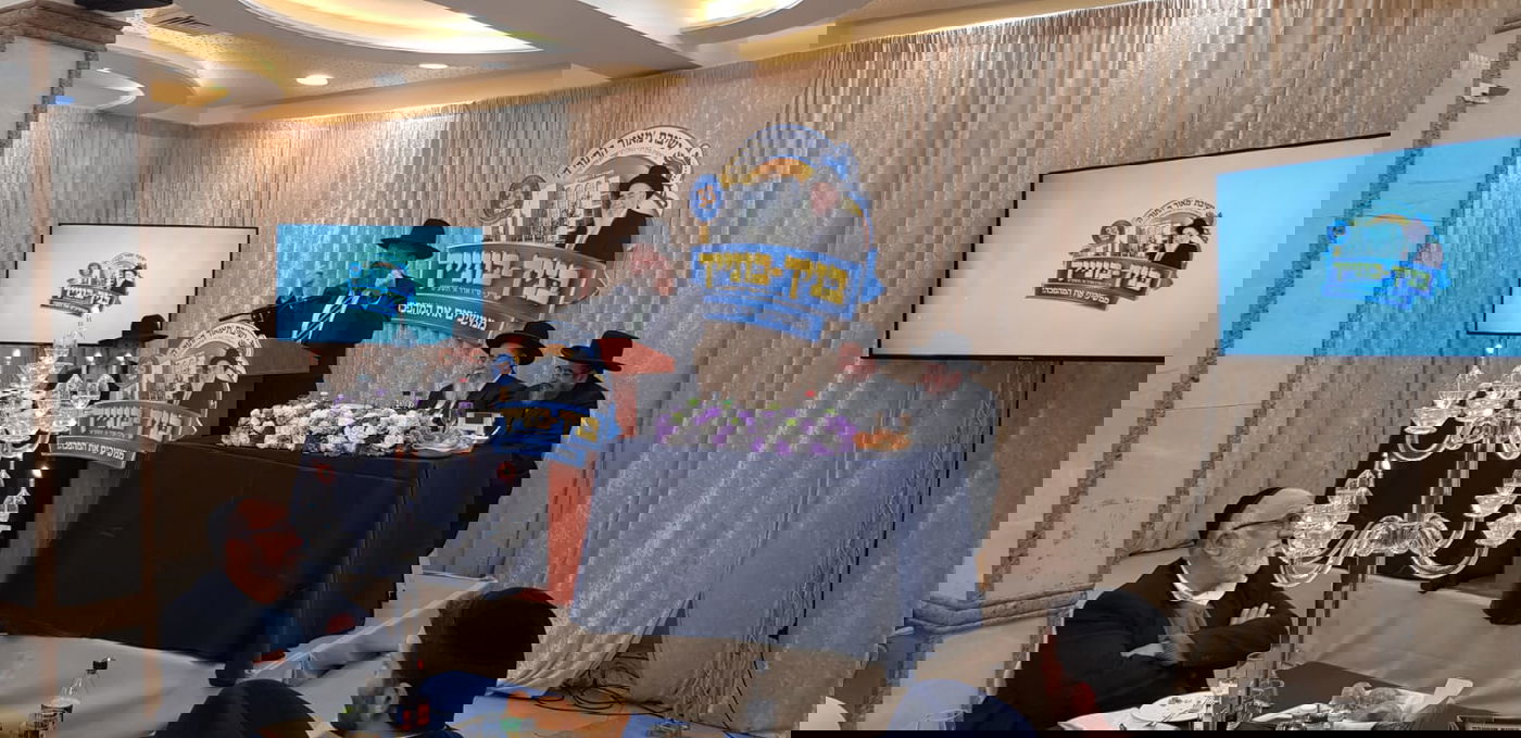 יואב בן צור נושא דברים בכינוס ההכנה לקראת הישורת האחרונה