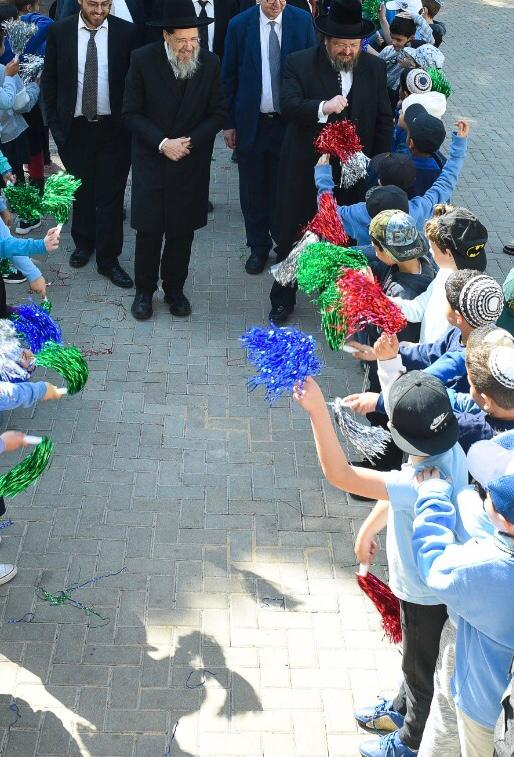 מסע החיזוק של הפוסק, הדיין וה'גבירים' ברחובות