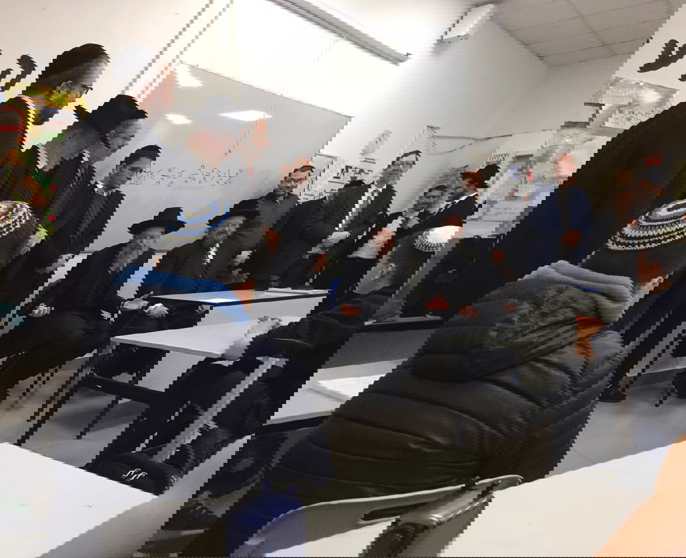 מסע החיזוק של הפוסק, הדיין וה'גבירים' ברחובות