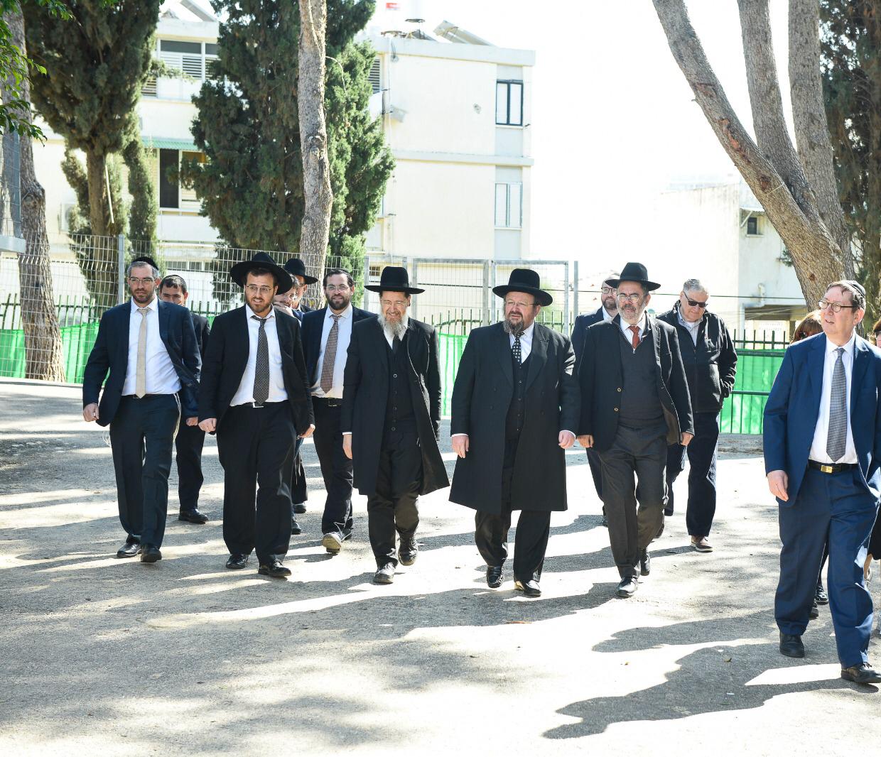 מסע החיזוק של הפוסק, הדיין וה'גבירים' ברחובות