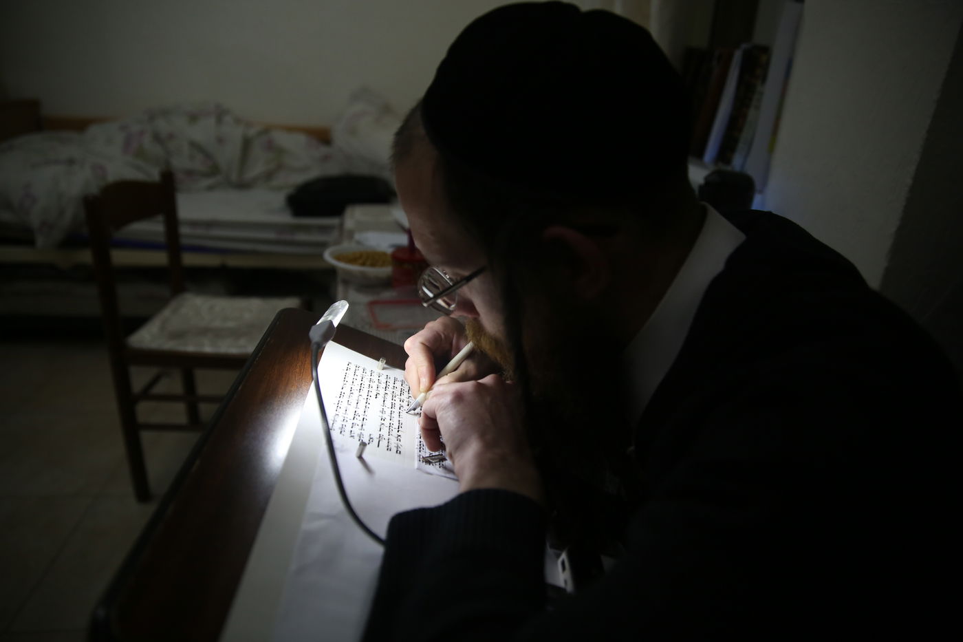 כתיבת מגילת אסתר - בבית, במאה שערים