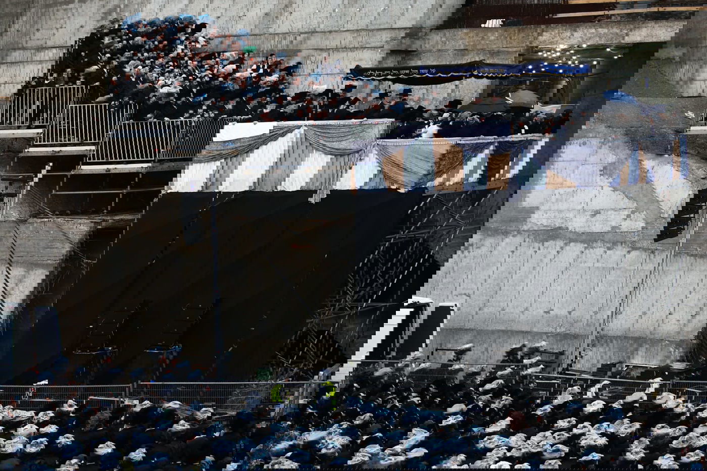 תיעוד: אלפי חסידי גור בחופת נכד האדמו"ר