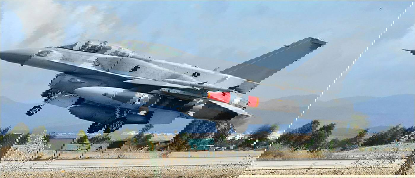 הטיל מותקן על מטוס קרב.