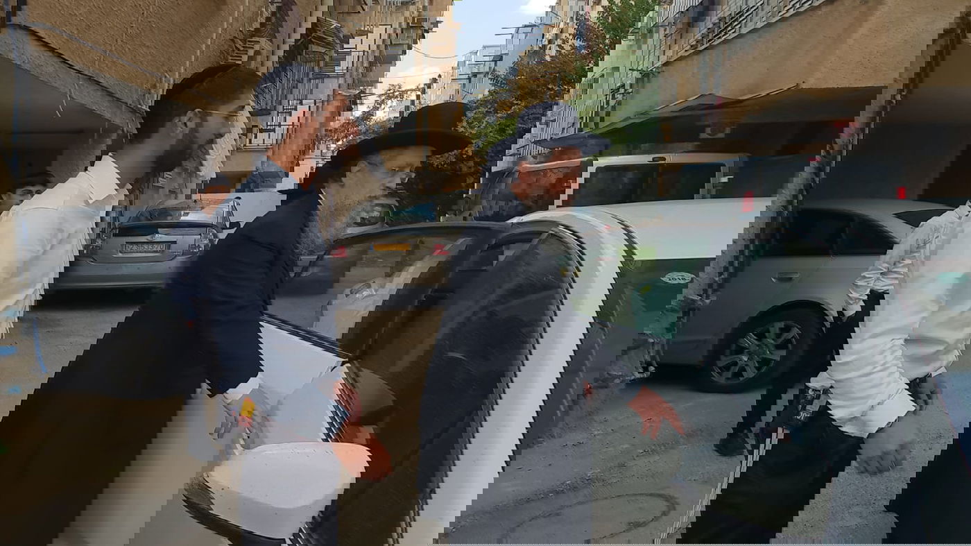 הגר"ד יוסף בצאתו מהפגישה