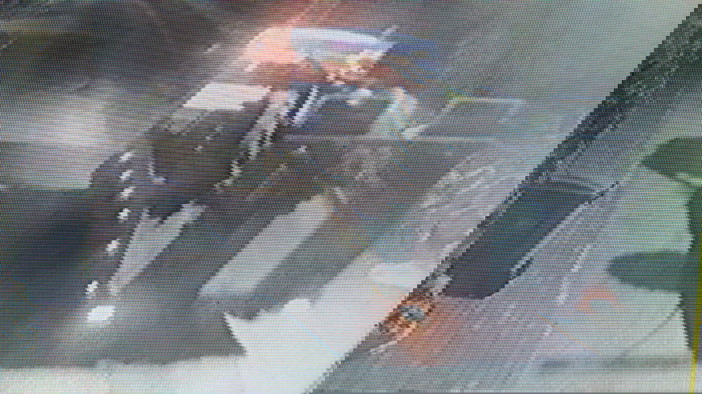 הטרקטור מועמס על אחת המשאיות