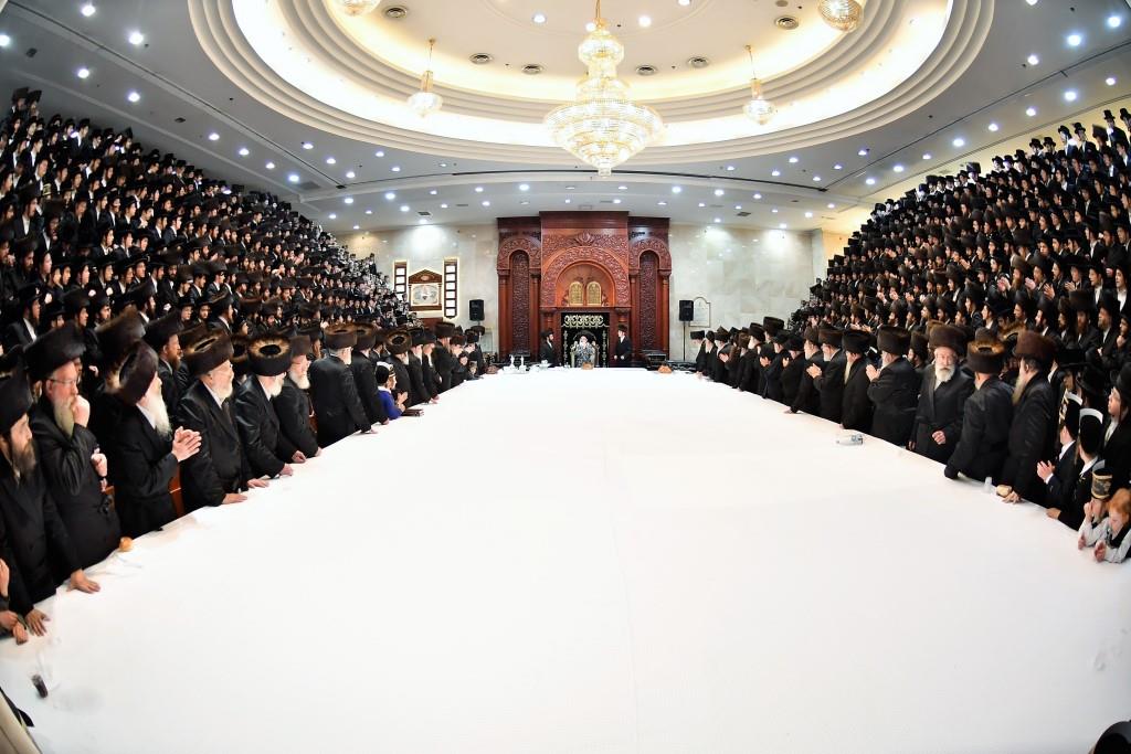 בויז'ניץ ציינו 'פורים קטן' בשילוב אירוסין. צפו