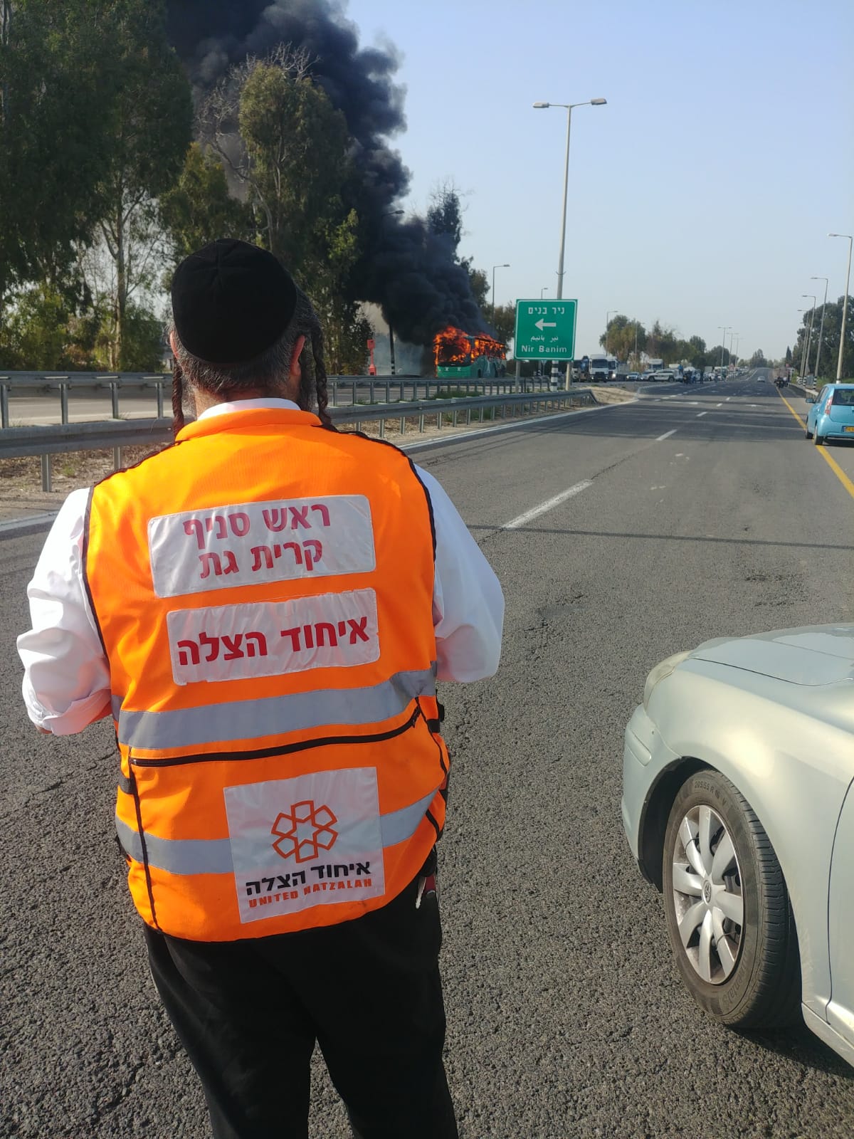 נס: אוטובוס עלה באש; נוסעיו החרדים ניצלו • צפו