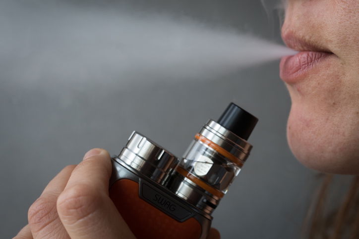 עישון סיגריה אלקטרונית