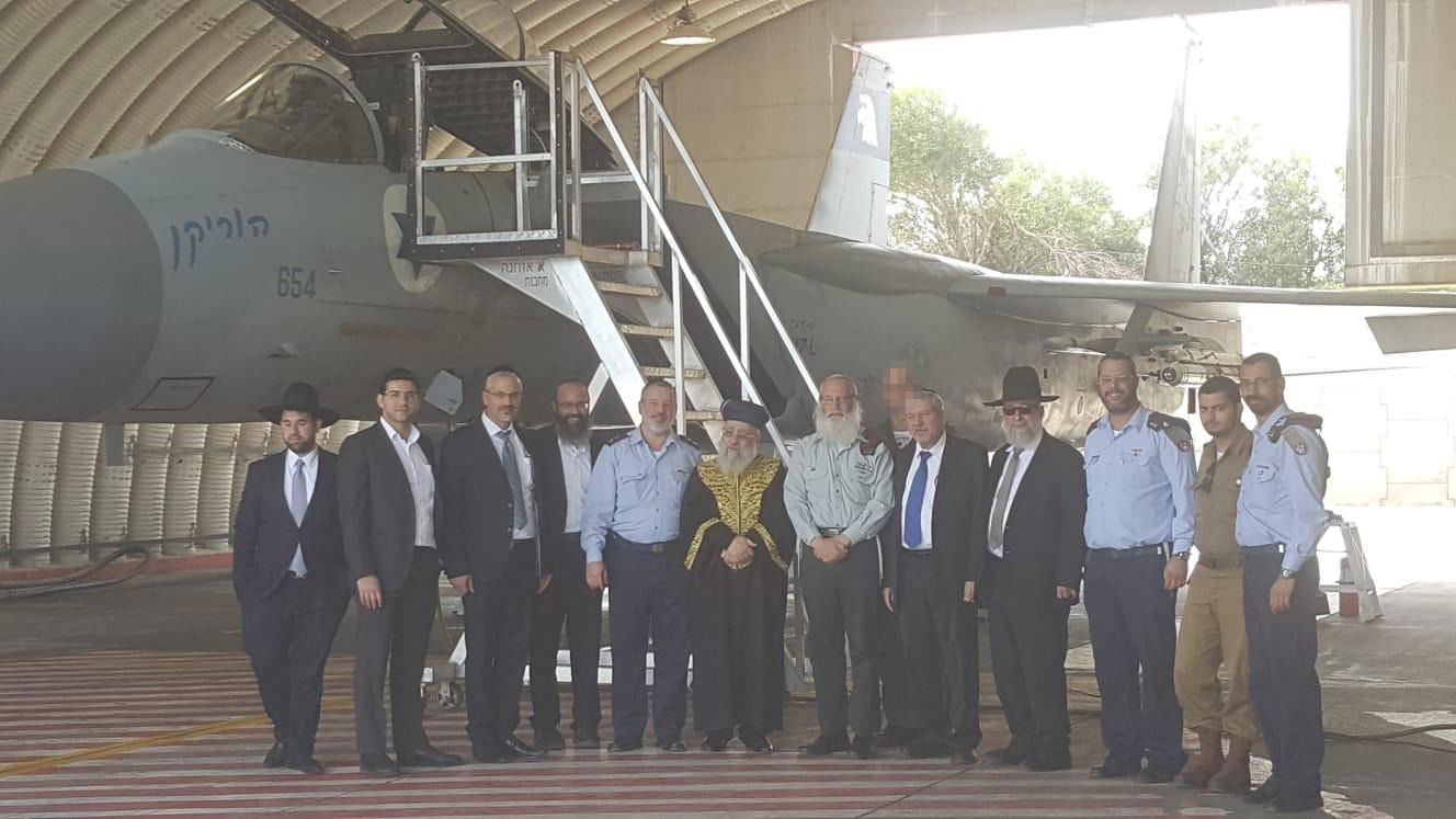 הרב הראשי על רקע מטוס חיל האוויר