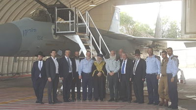 הרב הראשי על רקע מטוס חיל האוויר