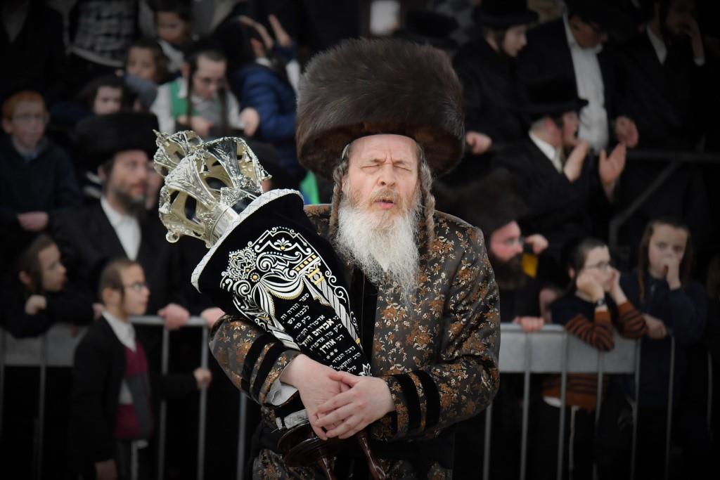 הכנסת ס"ת לבית מדרש שומרי אמונים. צפו