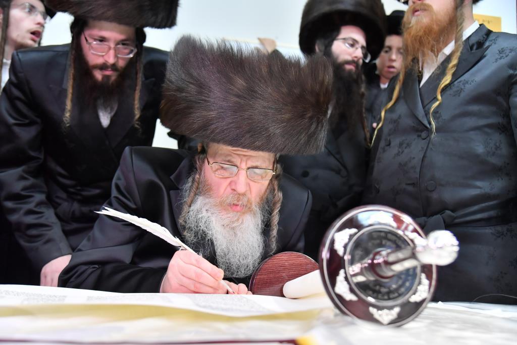 הכנסת ס"ת לבית מדרש שומרי אמונים. צפו