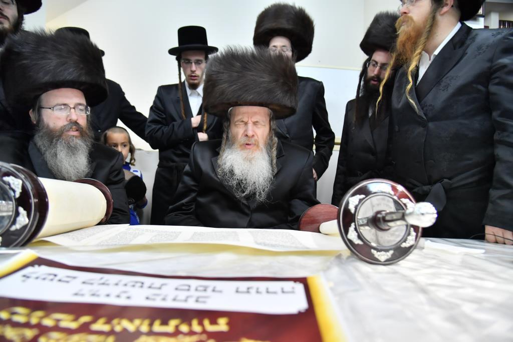 הכנסת ס"ת לבית מדרש שומרי אמונים. צפו